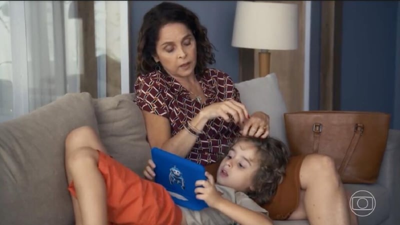 Em "Travessia", Núbia (Drica Moraes) tenta convencer o neto e reclama de Brisa (Lucy Alves)