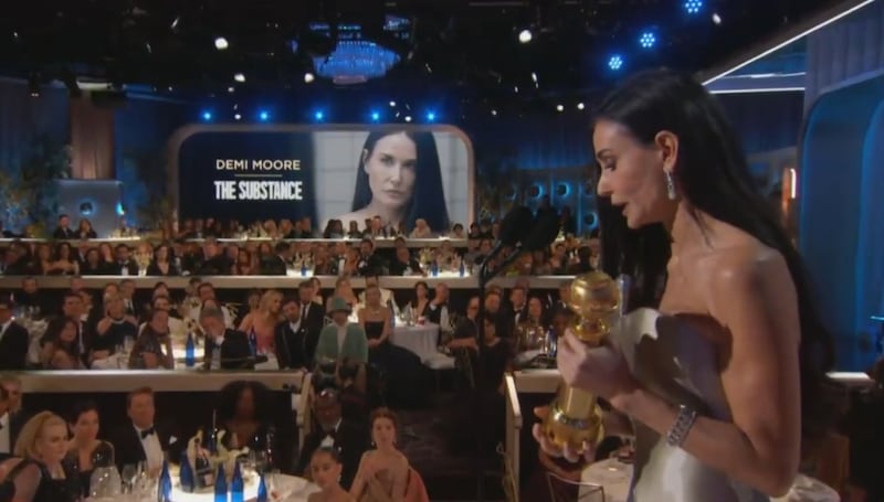 Tras 45 años de trayectoria finalmente Demi Moore logró un Golden Globes y su discurso reveló cómo salió adelante ante la crueldad de un productor.