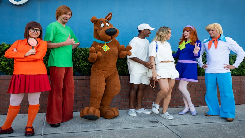 Na Universal, Endrick e Gabriely brincam com os personagens de Scooby-Doo