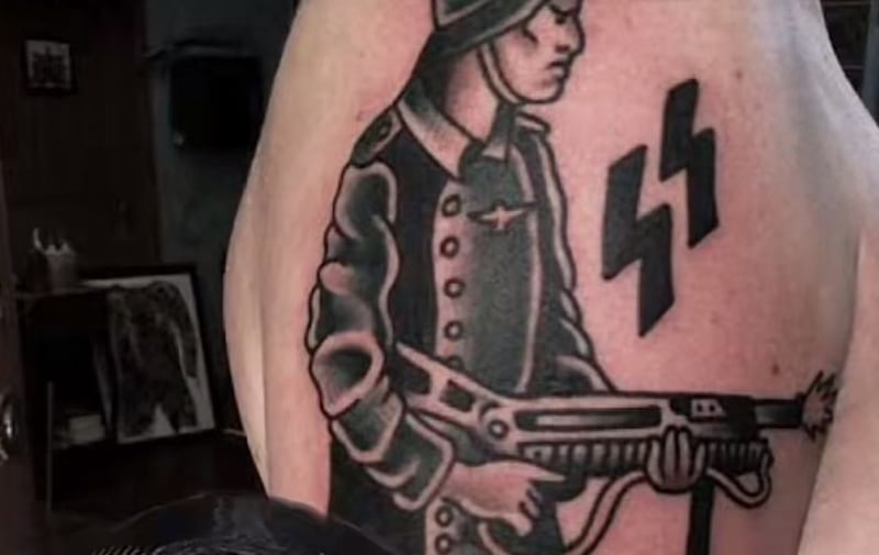 Tatuagem SS faz alusão ao nazismo.