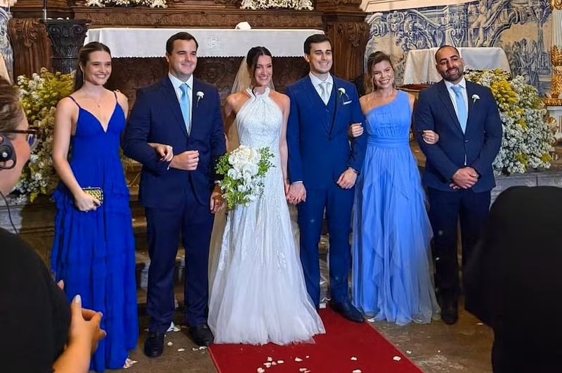 Juliana Paiva apareceu ao lado do namorado Danilo Partezani na cerimônia de casamento de Paula Peixoto, uma amiga da escola