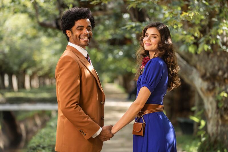 Camila Queiroz (Maré) e Diogo Almeida (Orlando) formam o casal protagonista da novela Amor Perfeito
