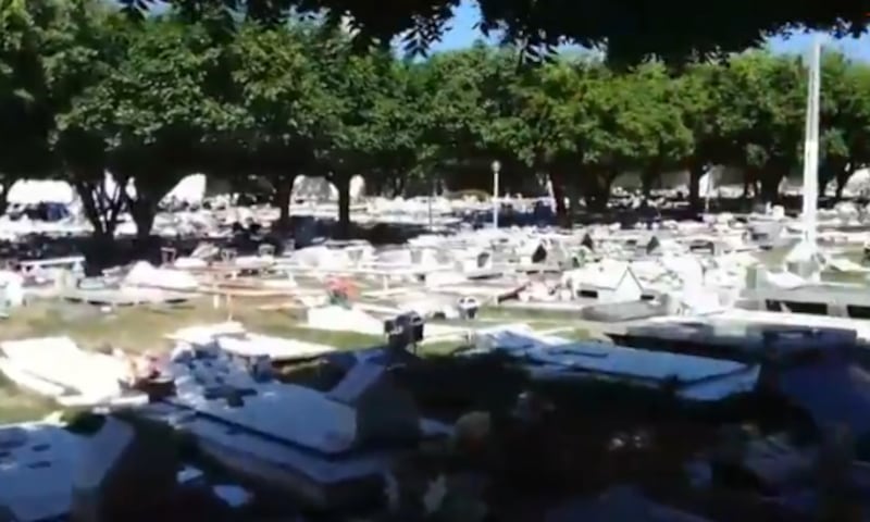 “Tenho medo é de quem está vivo”, diz mulher que mora há 21 anos em cemitério