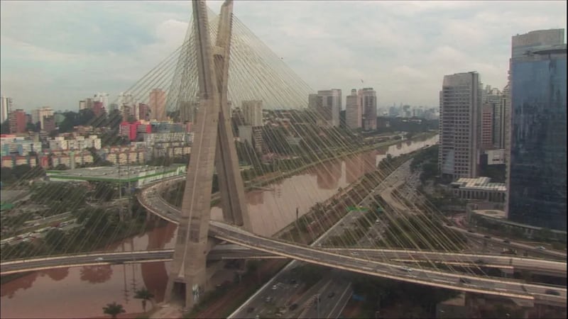 Rio Pinheiros fica marrom após forte chuva