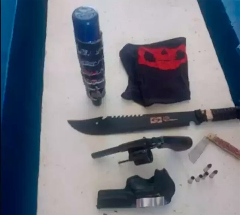 Armas encontradas com o atirador que invadiu a escola na Bahia