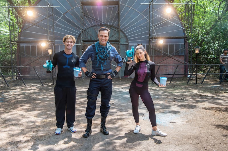 Tadeu Schmidt, Rico (André Luiz Frambach) e Lou (Vitória Bohn) nos bastidores de "Cara e Coragem"