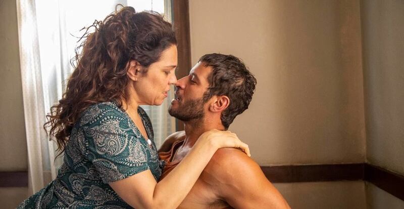 Pantanal: Além das noites com Alcides (Juliano Cazarré), Tenório (Murilo Benício) descobre que Maria (Isabel Teixeira) dormiu com Levi (Leandro Lima)