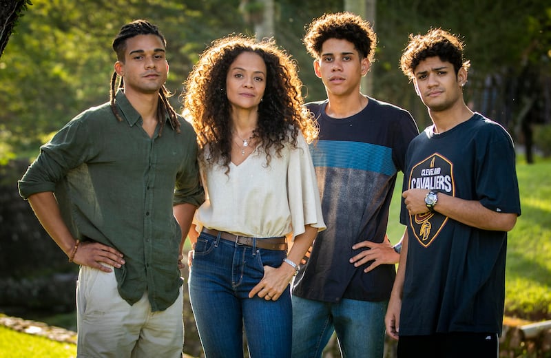 Pantanal: Zuleica (Aline Borges), Marcelo (Lucas Leto), Renato (Gabriel Santana) e Roberto (Caue Campos) vivem juntos com Tenório (Murilo Benício)