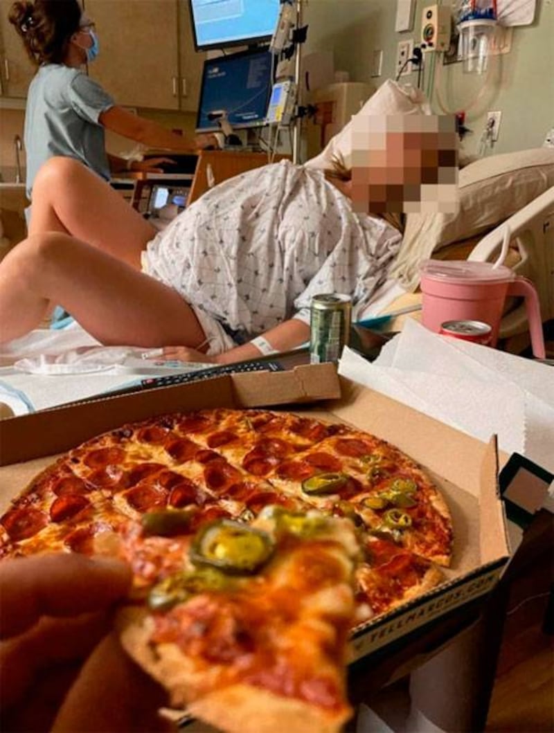 Foto de pai comendo pizza no meio do parto da esposa é detonada por  internautas – Metro World News Brasil