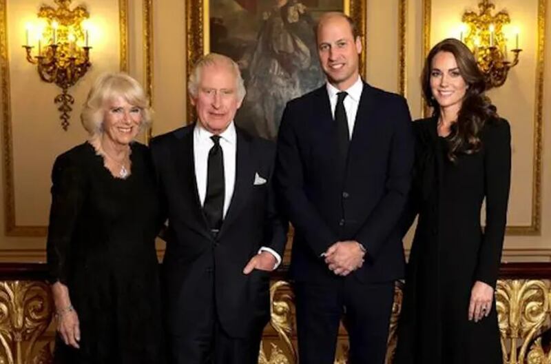 A primeira foto oficial do Rei Charles III como novo monarca britânico, na companhia da rainha consorte Camilla, do Príncipe William e da Princesa Kate Middleton (Foto: Instagram) — Foto: Monet