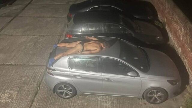 Homem é flagrado dormindo de cueca e meias em teto de carro na Inglaterra