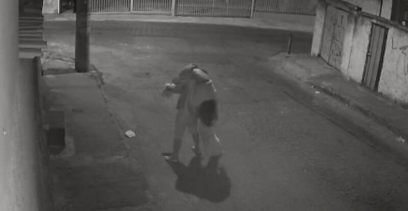 Imagens da câmera de segurança mostram o estuprador carregando a jovem, em BH