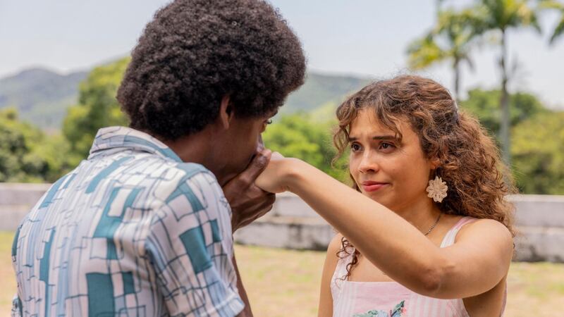 Remake de Renascer: Jupará (Evaldo Macarrão) pede Flor (Julia Lemos) em casamento