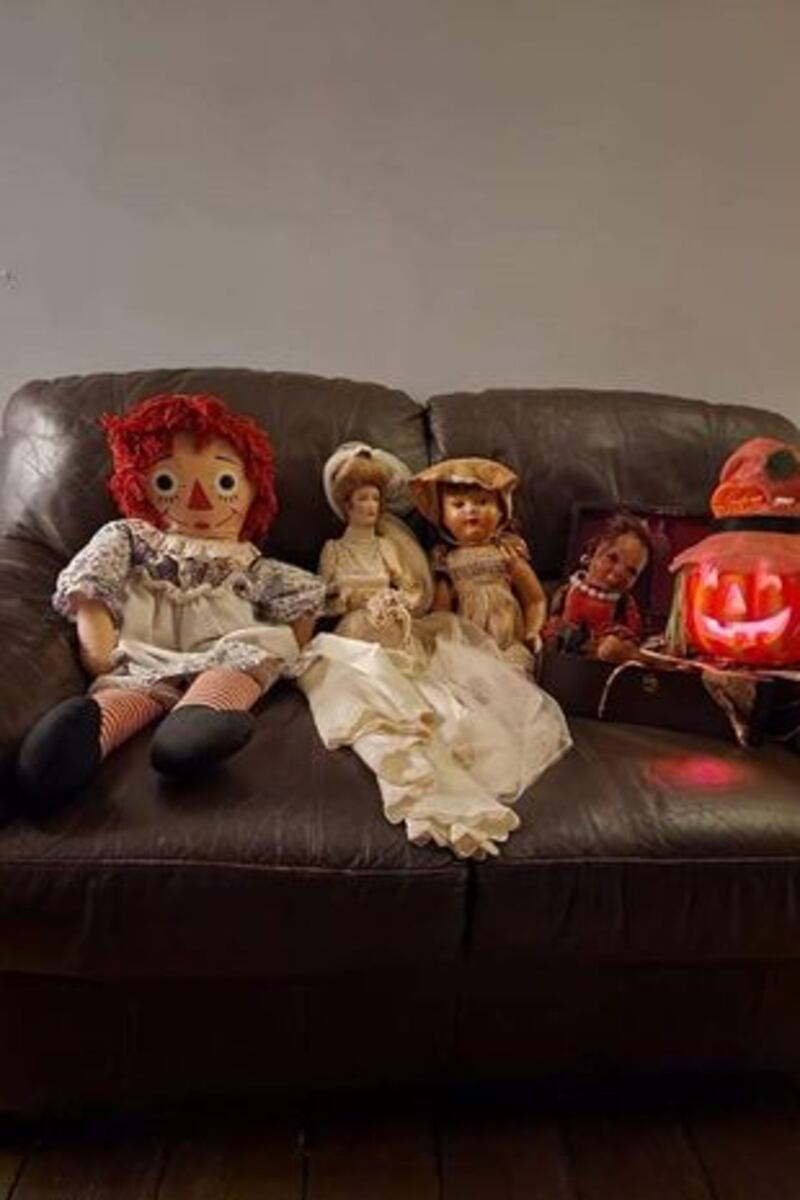 Casal acredita que boneca tem o espírito da Anabelle original