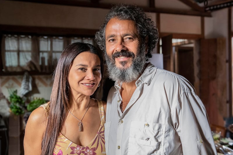 Na reta final de "Pantanal", Filó (Dira Paes) encontra José Leôncio (Marcos Palmeira) morto