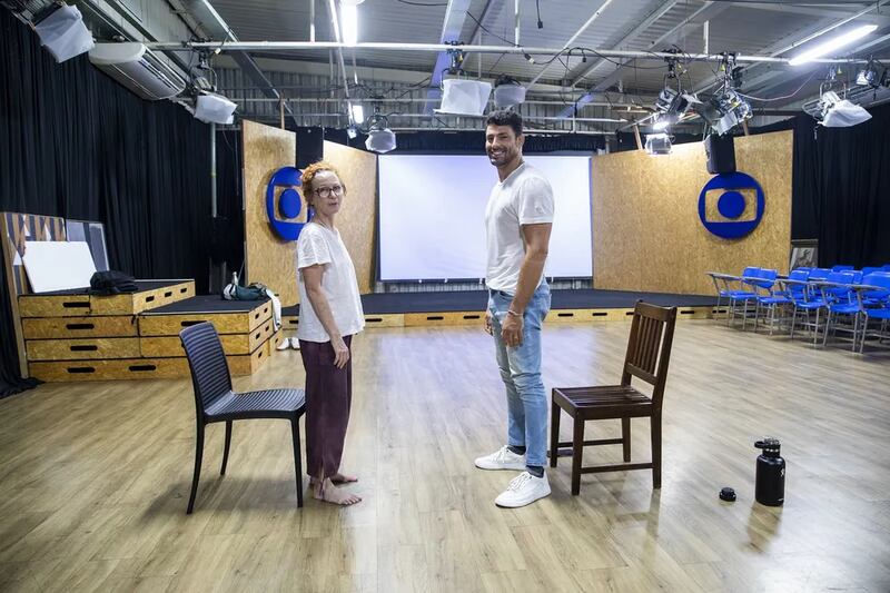 Cauã Reymond e a preparadora corporal Marcia Rubin nos bastidores da novela Terra e Paixão