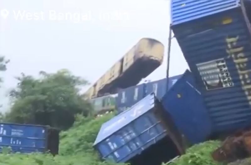 Vídeo: colisão entre trens deixa 15 mortos e 54 feridos na Índia; vagões ficaram ‘suspensos’ no ar