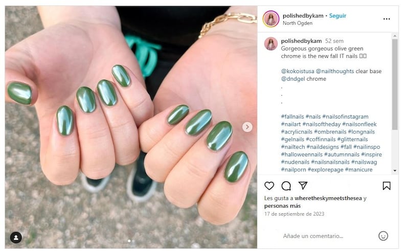 Las 'olive green chrome nails' son una de las manicuras en tendencia para el otoño