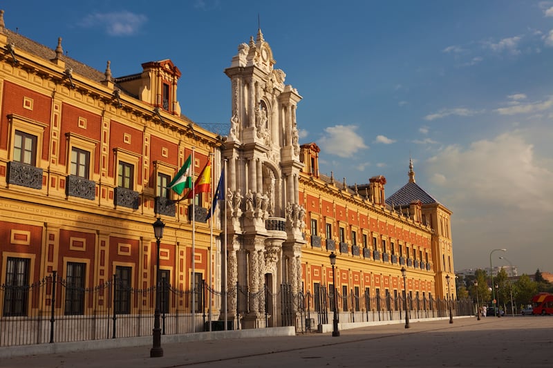 Reputación académica, programas de estudio, facultad,  recursos, red de alumnos y oportunidades de networking son algunas de las cosas que debes considerar