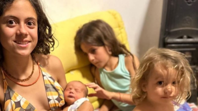 Mariana Maffeis, filha de Ana Maria Braga, da à luz e posta foto ao lado dos filhos