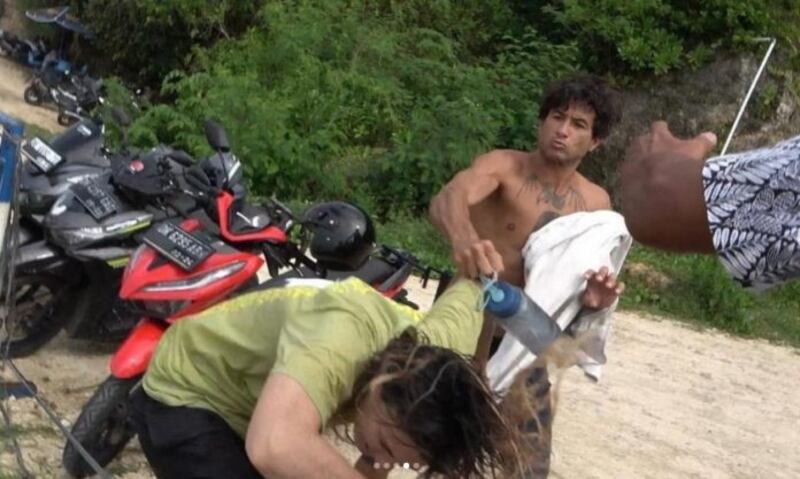 Dois surfistas brasileiros batem em uma mulher em Bali, na Indonésia