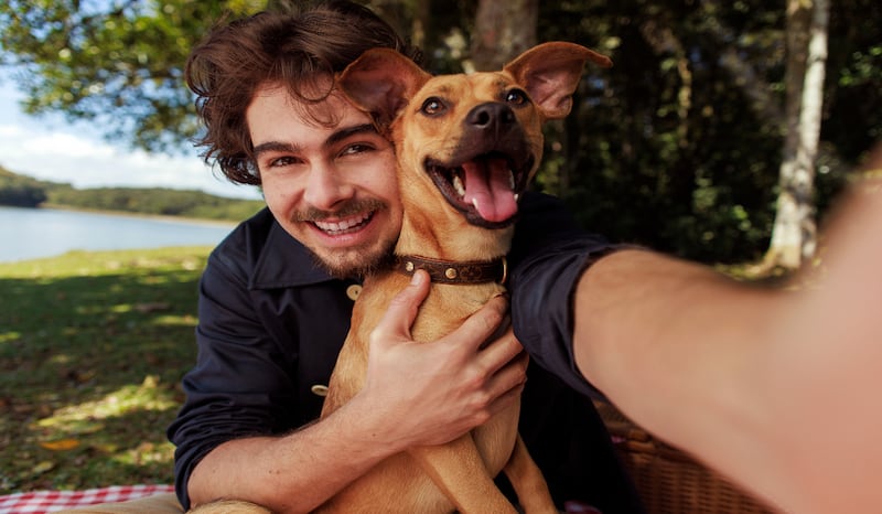 Rafa Vitti protagoniza 'Caramelo', o primeiro filme brasileiro da Netflix gravado com um cachorro