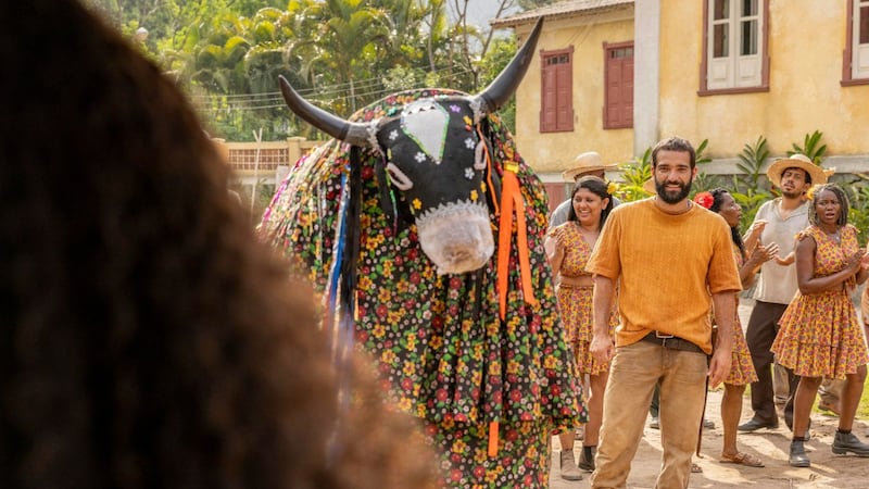 Remake de Renascer: a paixão entre José Inocêncio e Maria Santa começa no segundo capítulo da novela, durante a festa do Boi Bumbá