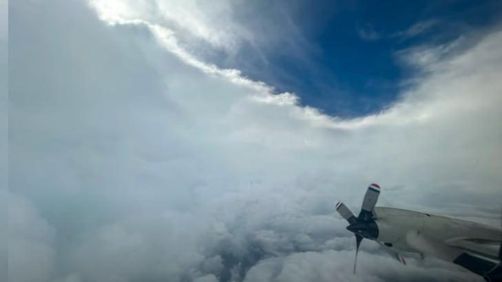 Vídeo impressionante mostra avião dentro de furacão Beryl, que atingiu Caribe