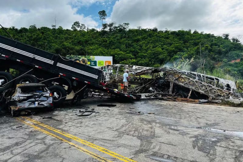 Ônibus envolvido em acidente ficou completamente destruído.