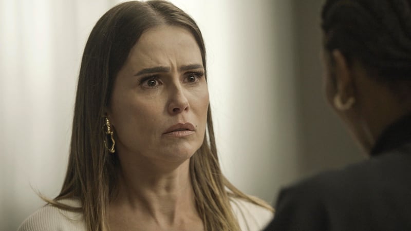 Remake de Elas por Elas: Lara (Deborah Secco) conta com a ajuda de Mário (Lázaro Ramos)