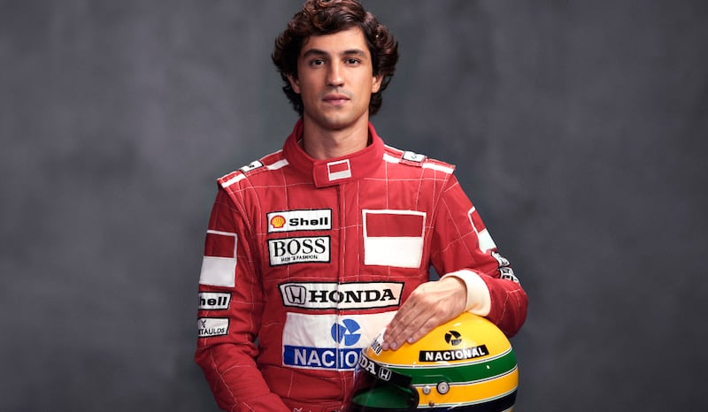 Gabriel Leone caracterizado como Ayrton Senna para a minissérie 'Senna', da Netflix