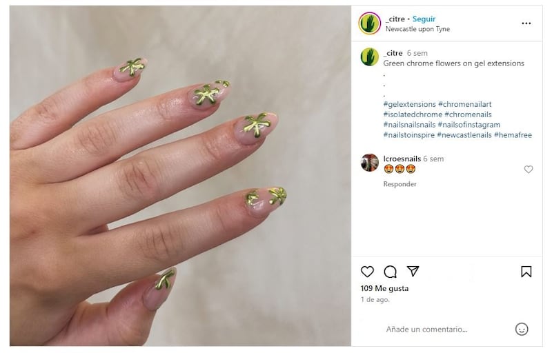 Las 'olive green chrome nails' son una de las manicuras en tendencia para el otoño