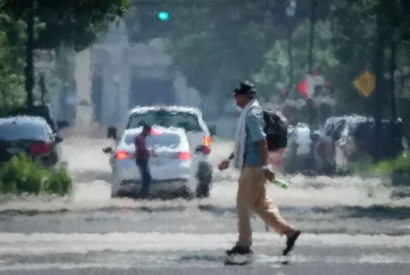 Una persona cruza una calle bajo el calor de la tarde del sábado 25 de mayo de 2024, cerca de Discovery Green, en el centro de Houston. | Foto: AP