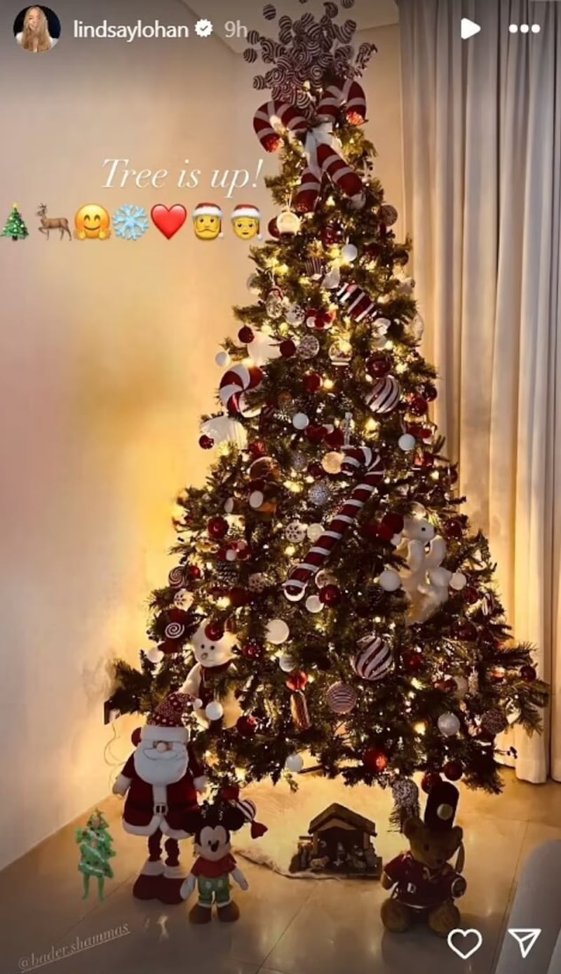 Lindsay Lohan decoró su árbol de Navidad con la temática 'peppermint candy'