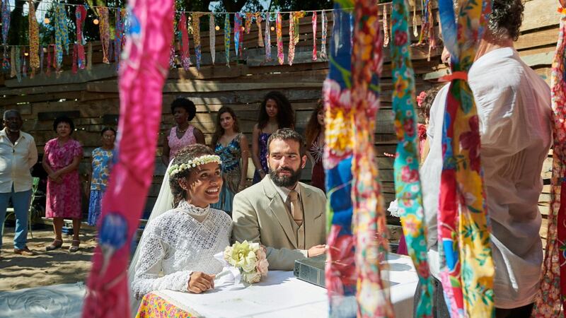 Remake de Renascer: o casamento de José Inocêncio (Humberto Carrão) e Maria Santa (Duda Santos) é celebrado pelo Padre Santo (Chico Diaz), na casa de Jacutinga (Juliana Paes)