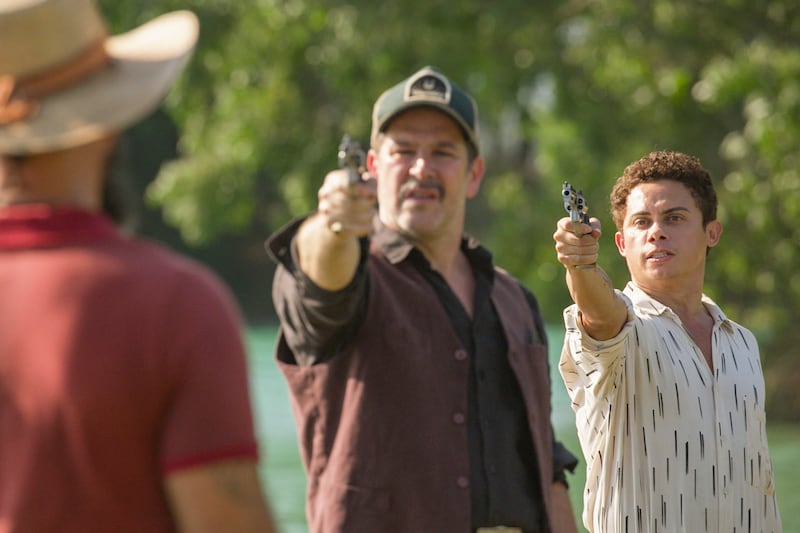 Em "Pantanal", Tenório (Murilo Benício) aponta a arma para Alcides (Juliano Cazarré), mas Zaquieu (Silvero Pereira) o ameaça atirar