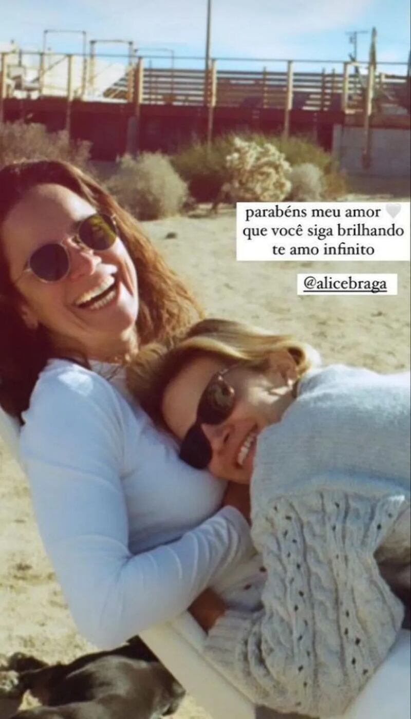 Alice Braga e Bianca Comparato postam foto romântica no Instagram