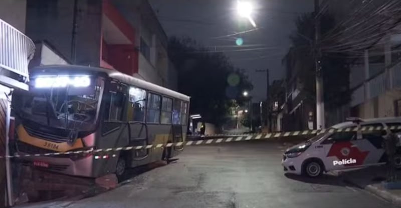 Motorista de ônibus bateu em casas após levar tiro de passageiro na Zona Leste de SP