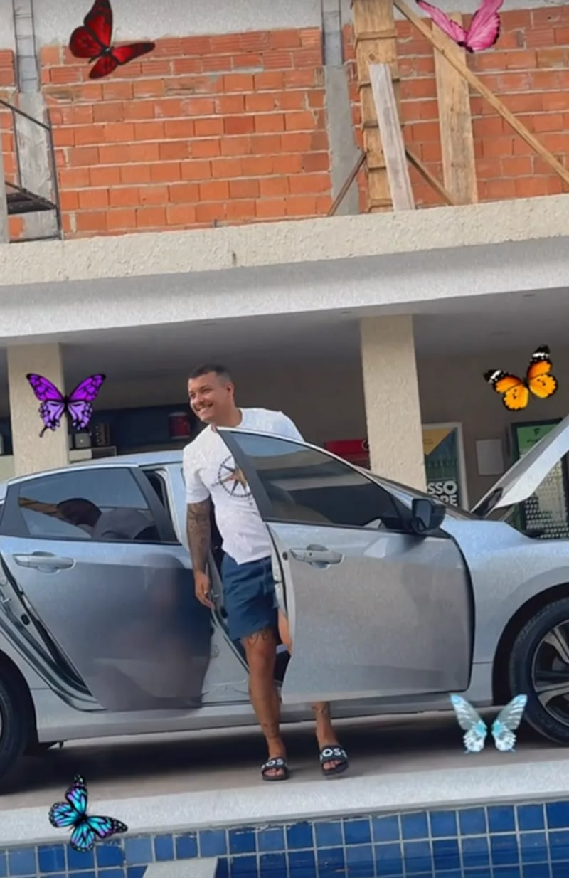 Renato Santiago, o namorado de Jojo Todynho, ao receber o carro de presente
Foto: @jojotodynho