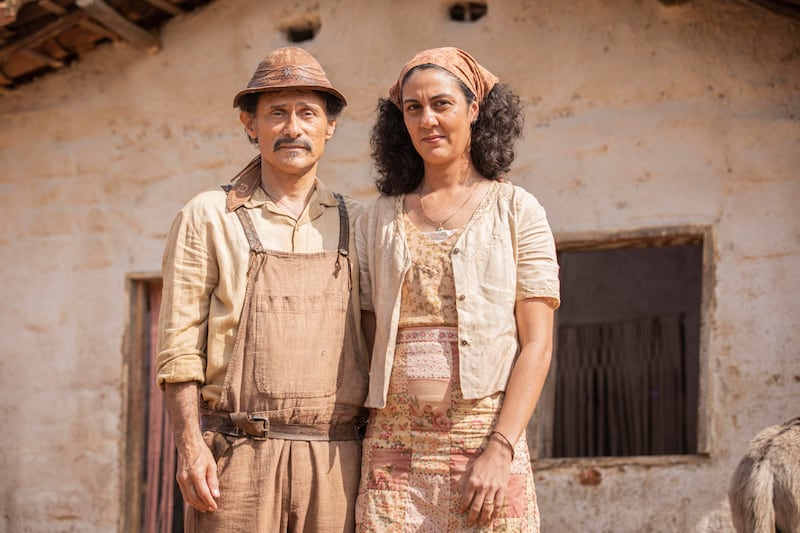 Tereza (Clarissa Pinheiro) e Timbó (Enrique Diaz) são casados na novela "Mar do Sertão"