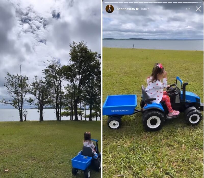 Zoe, filha de Sabrina Sato e Duda Nagle, brinca com trator de brinquedo na fazenda da família