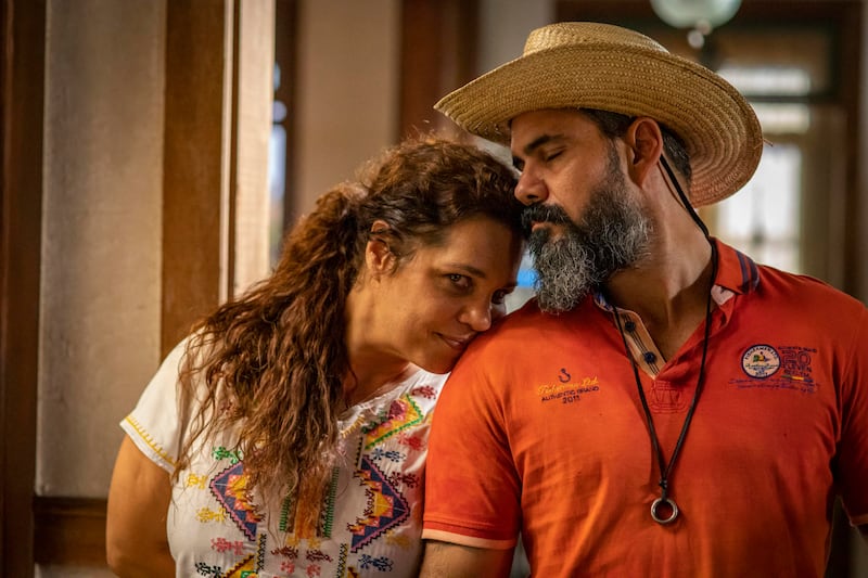 Em Pantanal, Alcides (Juliano Cazarré) e Maria Bruaca (Isabel Teixeira) vão morar na fazenda de José Leôncio (Marcos Palmeira)