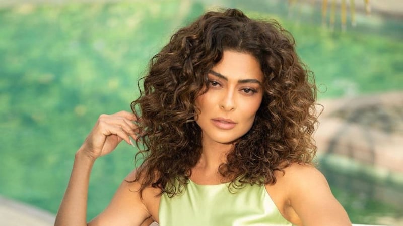 Juliana Paes usou vestido transparente para renovar votos de casamento