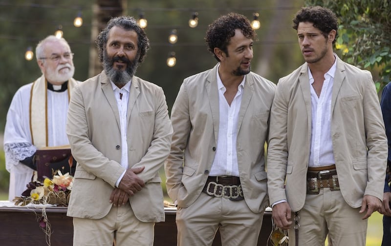 "Pantanal": Zé Leôncio (Marcos Palmeira), José Lucas (Irandhir Santos) e Tadeu (José Loreto) usam a mesma roupa no casamento