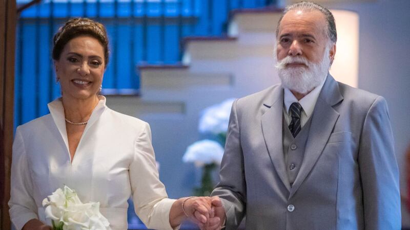 Terra e Paixão: o casamento de Antônio (Tony Ramos) e Agatha (Eliane Giardini) está por um fio