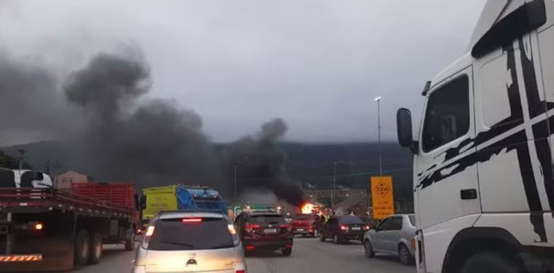 Briga entre torcidas na Rodovia Fernão Dias (SP).