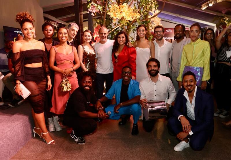 Elenco se reúne em festa de lançamento de "Todas as Flores", segunda novela original Globoplay