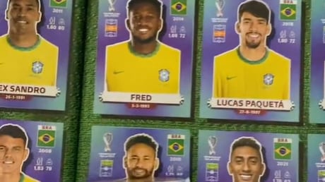 Homem completando seleção brasileira no álbum da copa