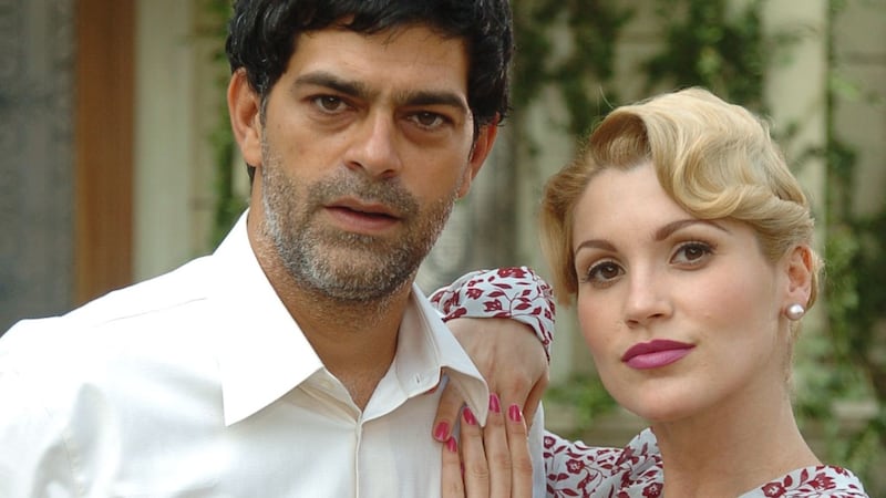 Na novela Alma Gêmea, Cristina mata esposa de Rafael durante assalto